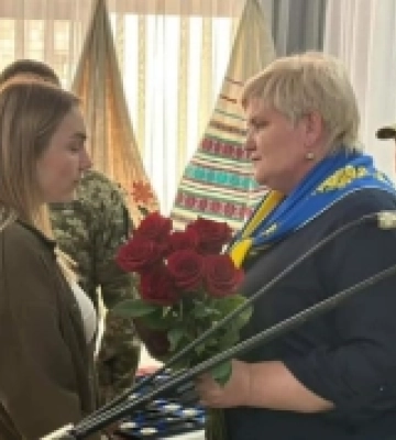 У Вараші дружині загиблого захисника вручили посмертну відзнаку чоловіка