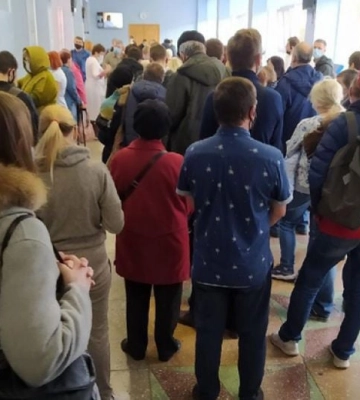 Жители Мелитополя с ночи занимают очередь в поликлинику - в чем причина
