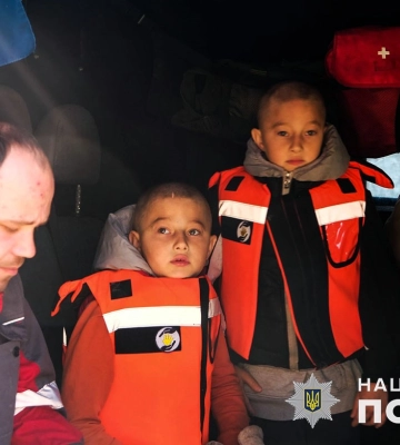 Двох 9-річних близнят поліцейські евакуювали із зони бойових дій під Авдіївкою