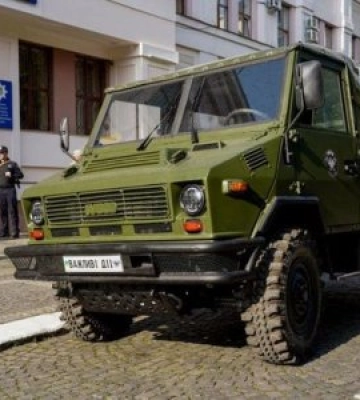 Закарпатським поліцейським, які боронять східні рубежі нашої країни від ворога, передали багатоцільовий військовий автомобіль