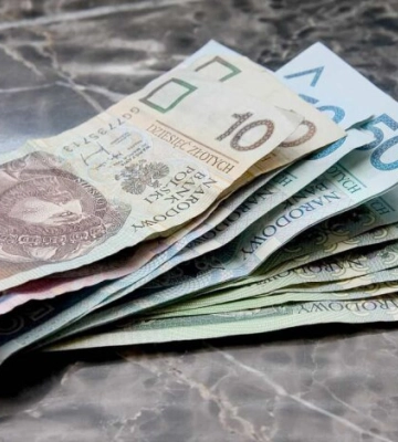 Виплати для 2500 сімей: українцям у Польщі розішлють банківські картки для грошової допомоги