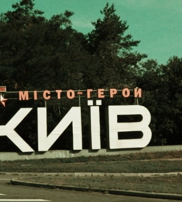 Рашисты атаковали «шахедами» Киев, обломки привели к пожару в многоэтажке