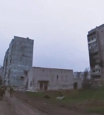 Жестокие бои за каждый метр. ВСУ показали кадры разрушенного Бахмута — видео