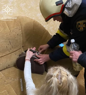 У Трускавці жінка засунула палець в петлю сумки: викликали рятувальників