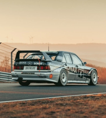 Унікальний гоночний Mercedes-Benz 190 E продали за шалену суму (Фото)