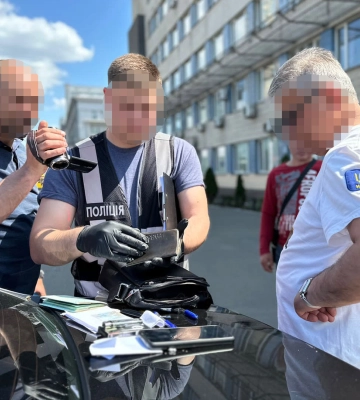У Києві затримали двох осіб, котрі займалися легалізацією іноземців