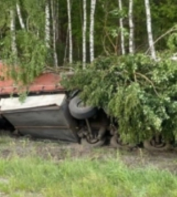 У Вараському районі перекинулась вантажівка ВІДЕО