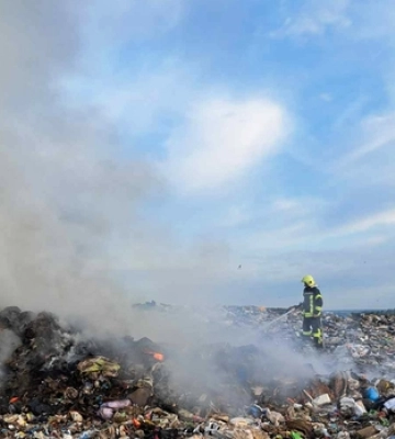 Шість тонн води: волинські рятувальники поділились деталями пожежі на полігоні в Брищі