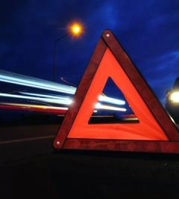 Вночі у Полтаві авто зіштовхнулось із деревом: загинув водій