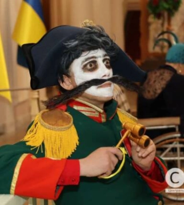 У Кропивницькому 10 художників одночасно писали портрети акторів театру (фоторепортаж)