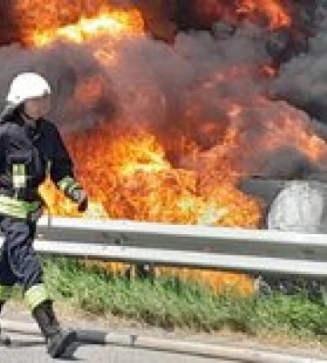 На трассе Харьков-Киев взорвался бензовоз. Погиб водитель – фото, видео