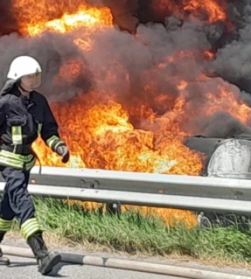 На Київщині вибухнув бензовоз на дорозі - водій загинув