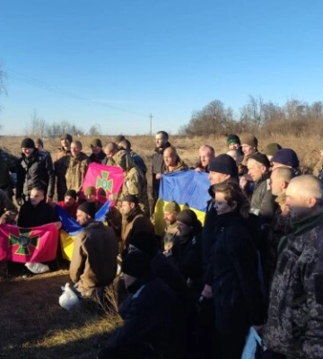 Сльози радості на очах: Україна повертає додому 106 захисників Бахмута. Відео