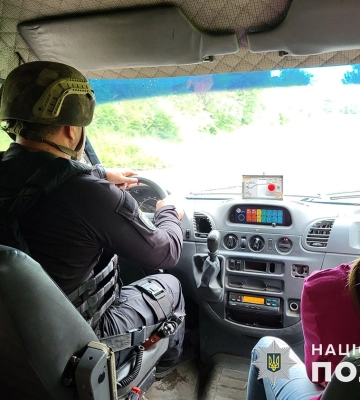 Полицейские попали под обстрел во время эвакуации в Донецкой области