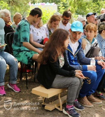 «Лапа друга»: у Дніпрі спеціально навчені собаки допомагають дітям з інвалідністю соціалізуватись