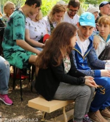 «Лапа друга»: у Дніпрі спеціально навчені собаки допомагають дітям з інвалідністю соціалізуватись