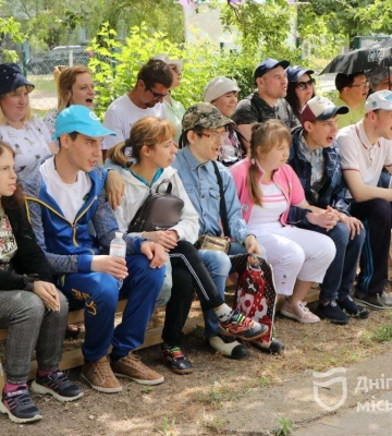 «Лапа друга»: у Дніпрі спеціально навчені собаки допомагають дітям з інвалідністю соціалізуватись
