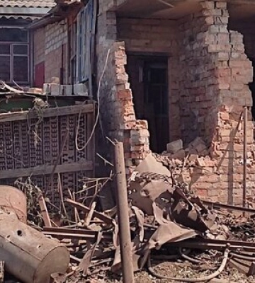Армія РФ обстріляла Нікополь: пошкоджені сонячна електростанція, газогони та будинки. ФОТОрепортаж
