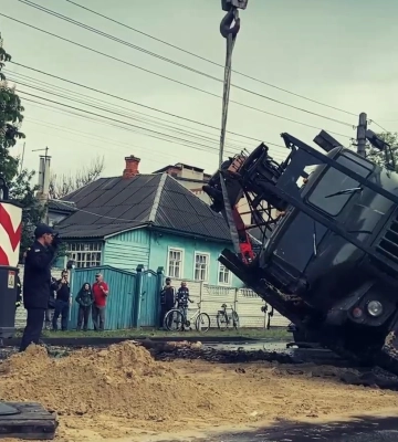 У Сумах на Баранівці перекинувся лісовоз