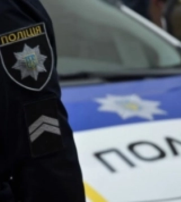 Сарни: патрульні допомогли травмованій жінці вночі дістатися до медзакладу