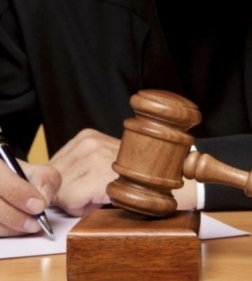 Один жбурнув немовля, а друга не звернулася до медиків: на Вінниччині засудили співмешканців, через яких померло немовля