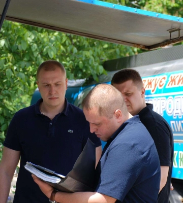 Приписи або штрафи: як у Дніпрі карають підприємців, які не скошують траву біля своїх бізнесів