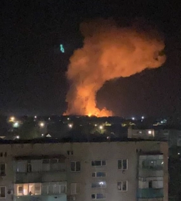 В Бердянске прогремели взрывы, начался сильный пожар