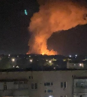 В Бердянске прогремели взрывы, начался сильный пожар