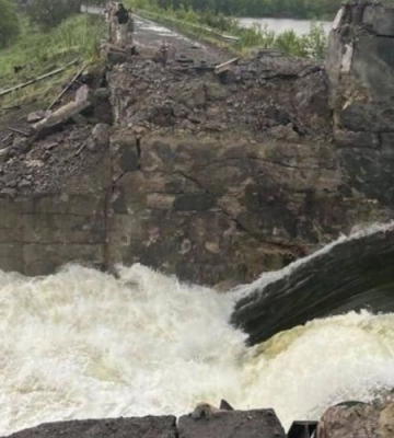 Росіяни пошкодили дамбу Карлівського водосховища на Донбасі: шість сіл може затопити. Відео