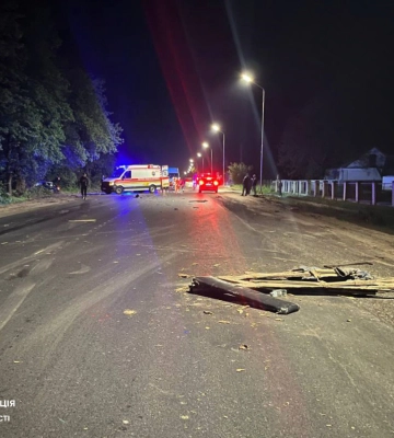 Від удару відірвалися колеса: біля Луцька кінна підвода врізалася в «ауді»
