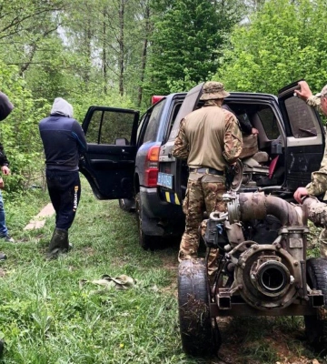 Мотопомпа, бурштин, старателі: на Рівненщині поліцейські протидіють злочинам у сфері довкілля