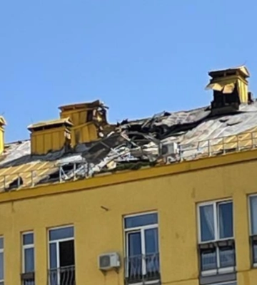 У Києві виникла пожежа на даху будинку після падіння уламків БПЛА: фото та відео