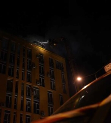 Ліквідація пожежі на даху столичної 9-поверхівки після падіння уламків ворожого дрона. ФОТО