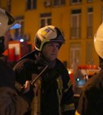 Ночная атака &quot;шахедов&quot; на Киев. Спасатели показали дом, на который упали обломки – фото