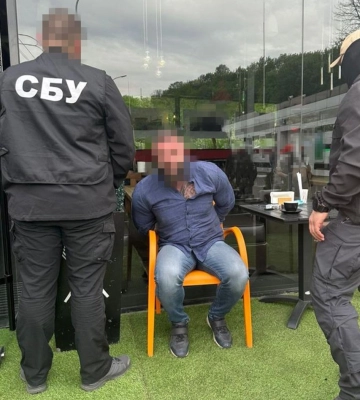 Торгував документами для виїзду за кордон: у Києві СБУ затримала росіянина