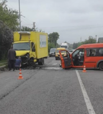На Львівщині водійка «Форду» потрапила до реанімації після зіткнення з вантажівкою