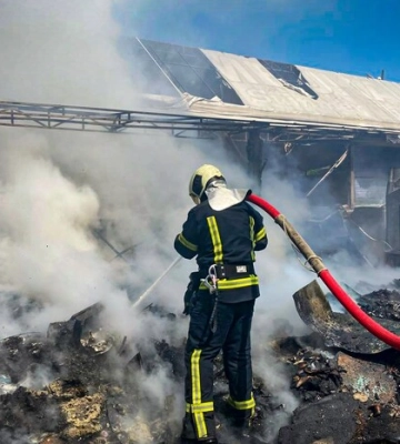 Проспект затягло чорним димом: біля Гідропарку сталась пожежа (фото, відео)