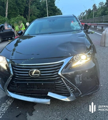 У Києві вночі легковик на блокпосту збив на смерть військовослужбовця: нібито за кермом був суддя. Відео