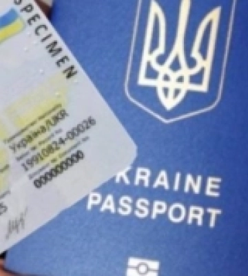 У Дніпрі 22-річній уродженці Сарн допомогли вперше оформити паспорт