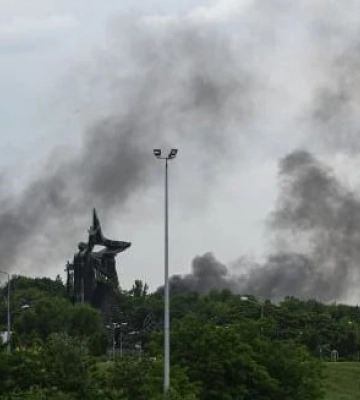 В оккупированном Донецке прогремела серия взрывов: дым виден в нескольких районах города. Фото и видео