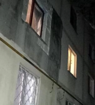 У Кременчуці з багатоквартирного будинку випав чоловік: правоохоронці встановлюють обставини смерті
