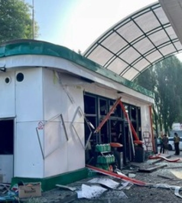Разбита заправка и частные дома: новые фото последствий ночного обстрела Днепра