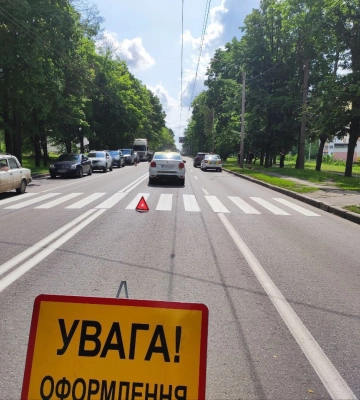 На проспекті Героїв Харкова – ДТП: водій збив жінку на переході 
