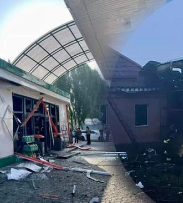 Россияне цинично атаковали Днепр ночью: стражи порядка и спасатели показали последствия удара