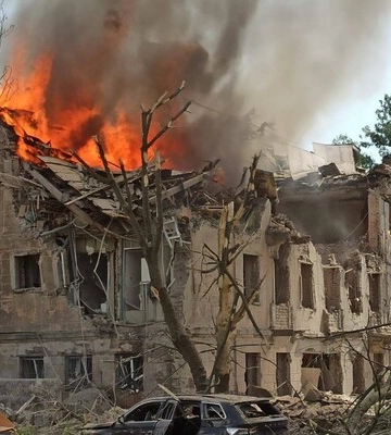 В Днепре увеличилось число пострадавших. На месте ракетного удара продолжают разбирать завалы
