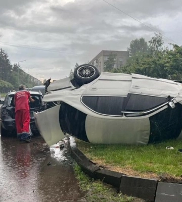 ДТП з перекиданням автівки, водій якої госпіталізований: у Горішніх Плавнях по вул.Гірників пошкоджено кілька автівок