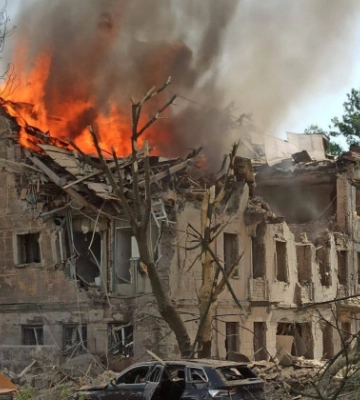 Ракетний удар по поліклініці в Дніпрі: одна людина загинула та 15 поранено, фото і відео