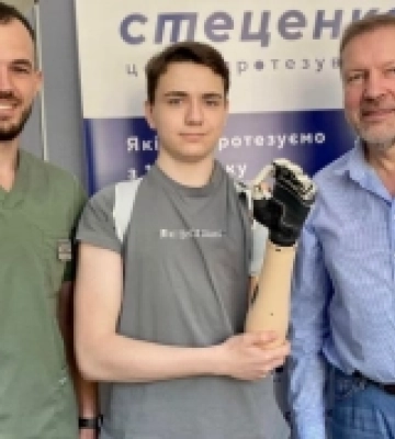 Хлопець із Херсонщини отримав біонічний протез руки, яку втратив через російський обстріл