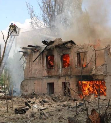 Виносили обгорілих тварин: внаслідок удару по Дніпру спалахнула пожежа у ветеринарній клініці