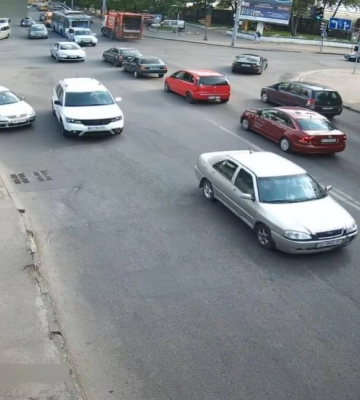 Камера зафіксувала аварійну ситуацію, яка ледь не сталася на одному з перехресть Рівного